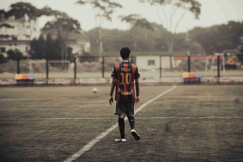 Osoba na fotbalovém hřišti